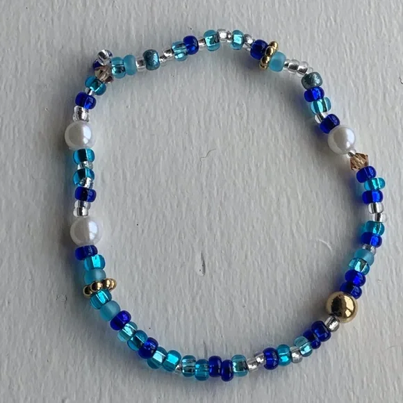 Blue and white toned seed bead bracelet white pearls gold beads stretchy - Picture 1 of 6
